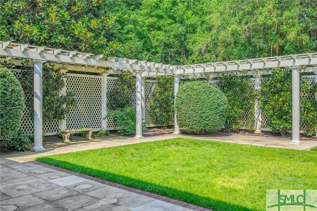 view of yard featuring a pergola