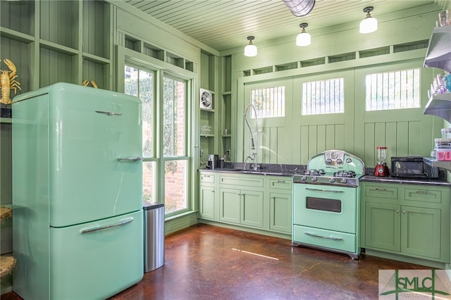 kitchen with refrigerator, wooden ceiling, stove, and sink