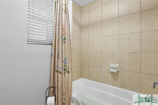 bathroom with shower / tub combo