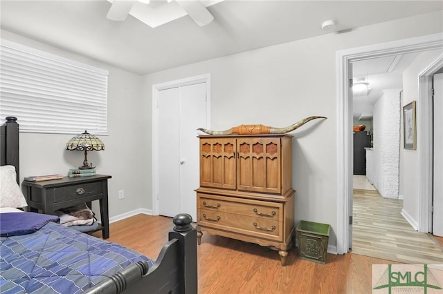 bedroom with light hardwood / wood-style flooring, a closet, and ceiling fan