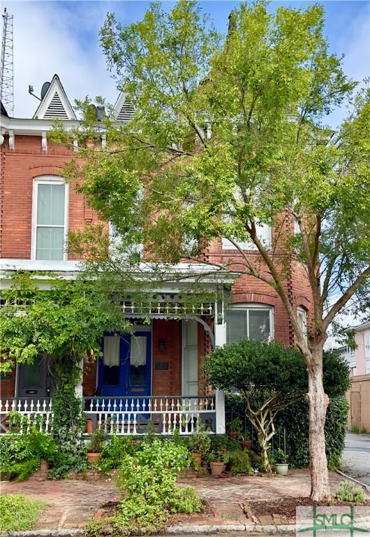 view of front facade featuring a porch