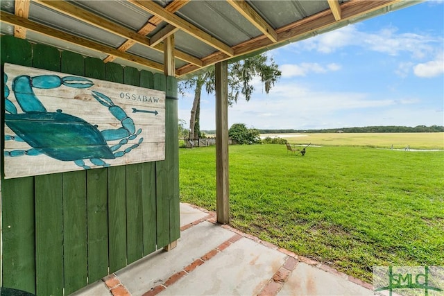 view of yard featuring a rural view