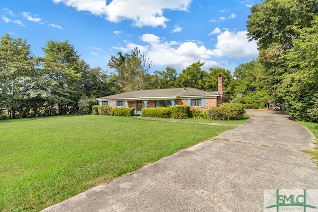 single story home featuring a front lawn