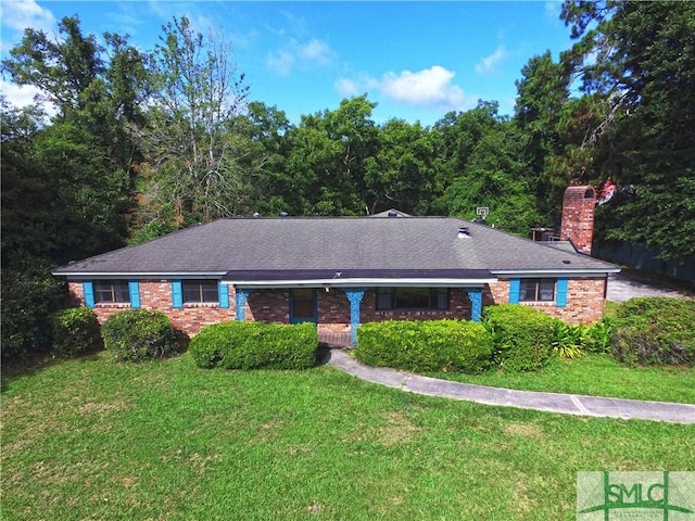 view of front of property featuring a front lawn