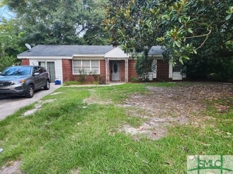 view of front of home with a front lawn