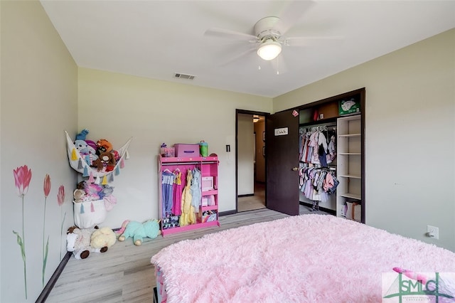 bedroom featuring light hardwood / wood-style flooring, a closet, and ceiling fan