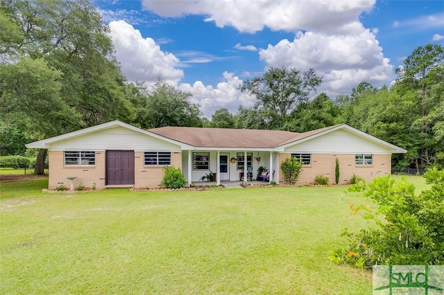 single story home featuring a front lawn