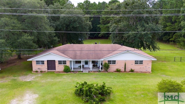 view of front facade featuring a front yard