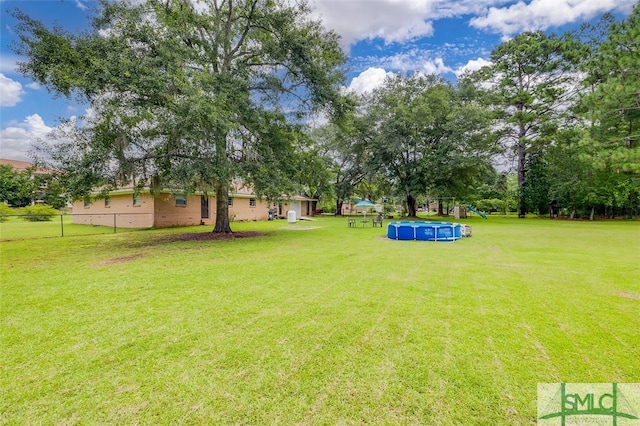 view of yard featuring a pool