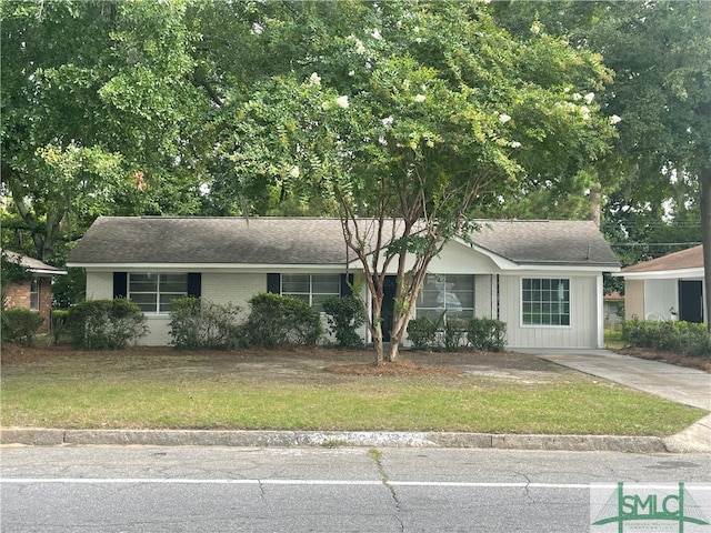 single story home featuring a front yard