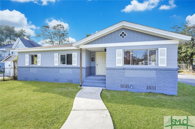 view of front of home featuring a front yard