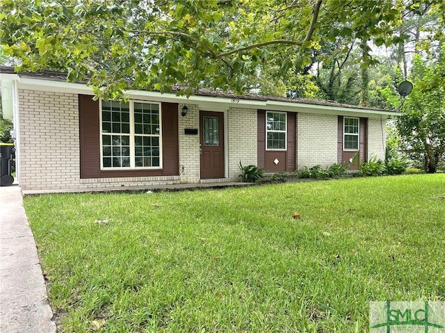 ranch-style home featuring a front lawn