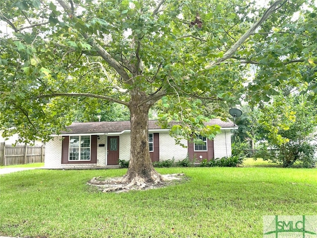 view of front facade featuring a front yard