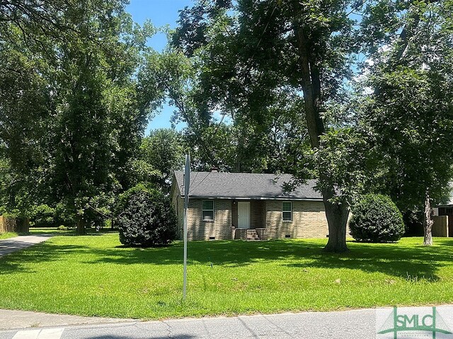 view of front of home featuring a front lawn