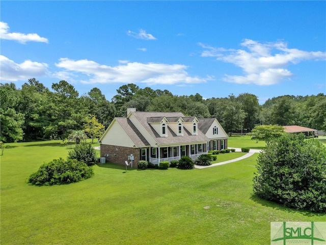 view of front of property featuring a front yard and covered porch