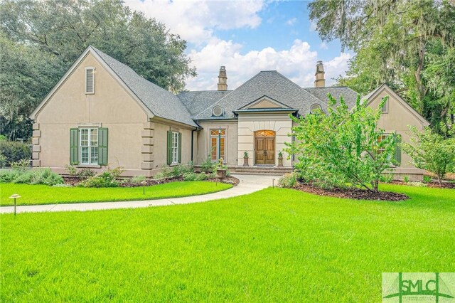 view of front of house featuring a front lawn