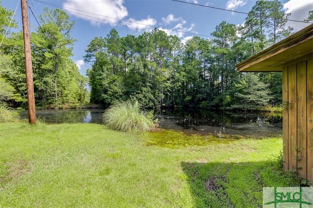 view of yard featuring a water view