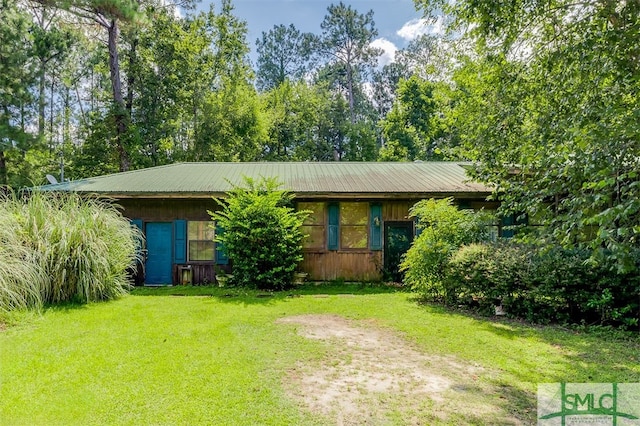 view of front of home with a front yard