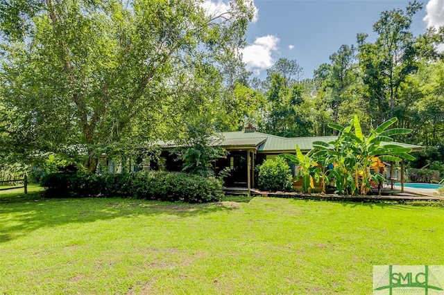 view of front of house featuring a front lawn