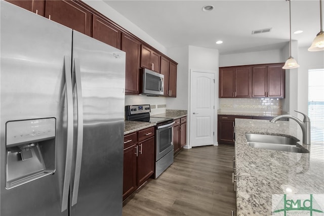 kitchen with tasteful backsplash, visible vents, appliances with stainless steel finishes, dark wood-style flooring, and a sink