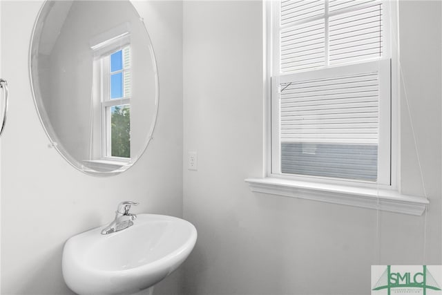 bathroom featuring a sink