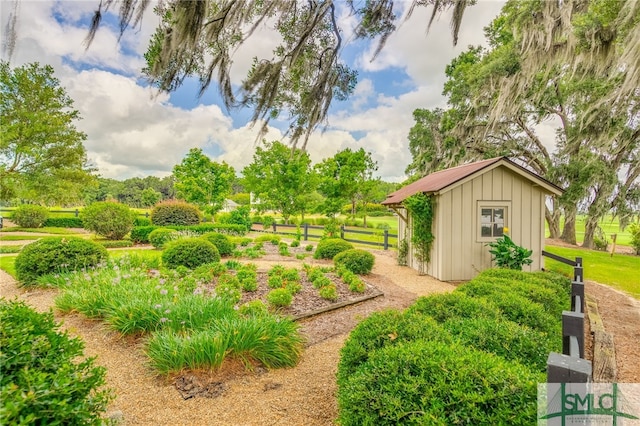 view of yard featuring a storage shed