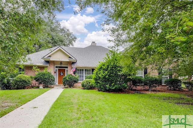 view of front of property featuring a front yard