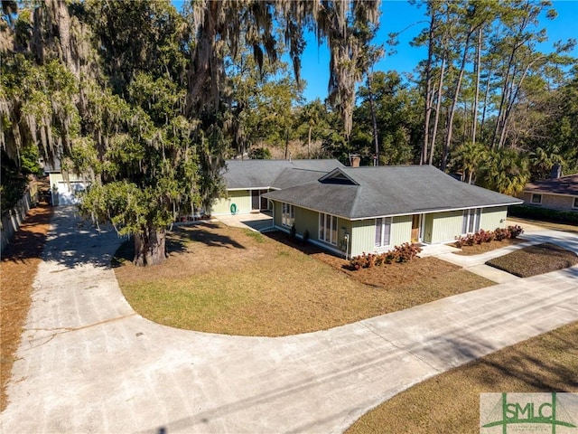 view of front of house with a front lawn