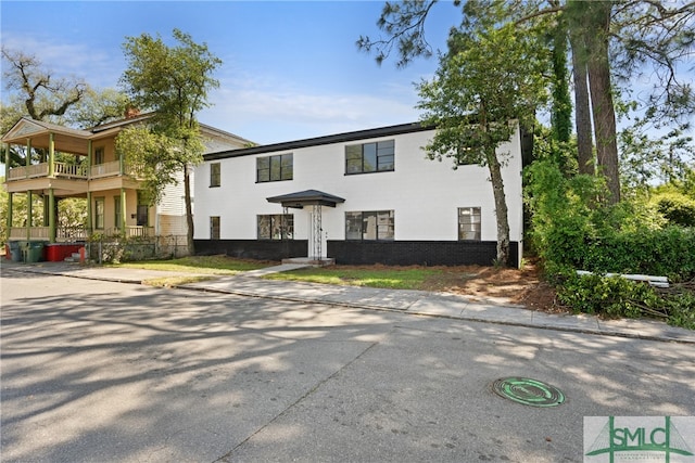 view of front of property featuring a balcony