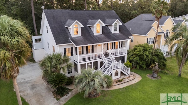 view of front of home featuring a front lawn