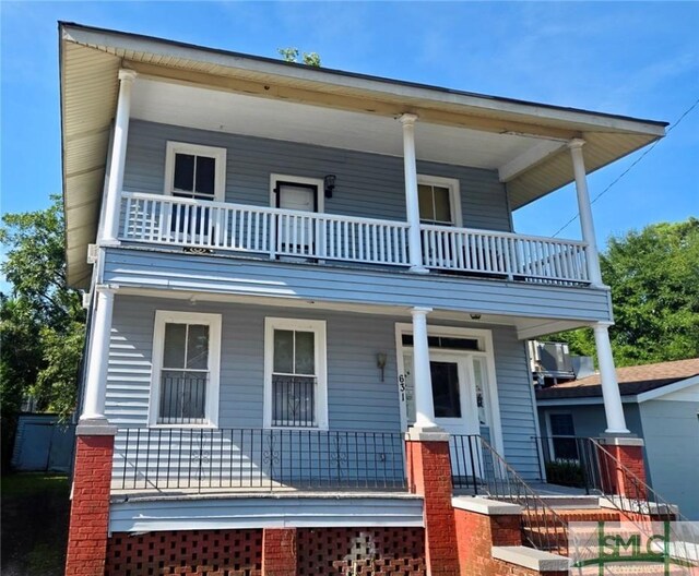 view of front of home featuring a balcony