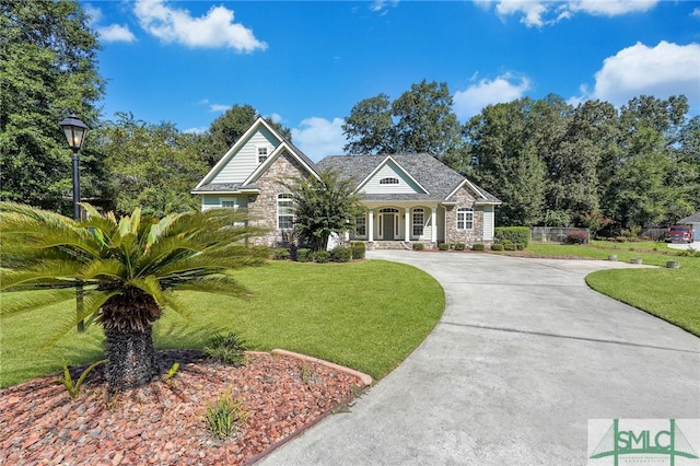 craftsman house featuring a front lawn