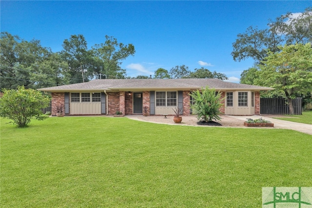 ranch-style house featuring a front lawn