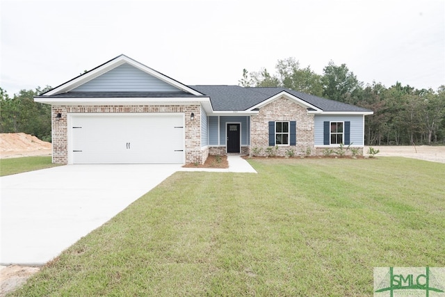 view of front of home featuring a front lawn and a garage