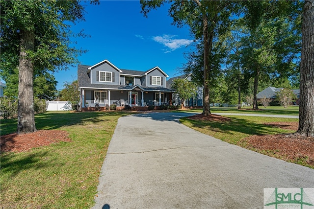 view of front of property featuring a front yard and a porch