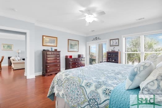 bedroom featuring dark wood-type flooring, baseboards, and a ceiling fan