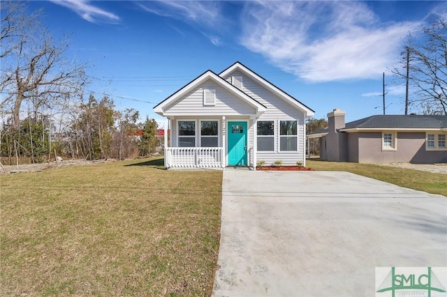 view of front of home featuring covered porch and a front lawn