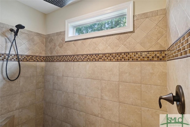 bathroom featuring a tile shower