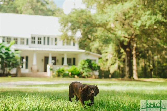 view of front of property with a front lawn and covered porch