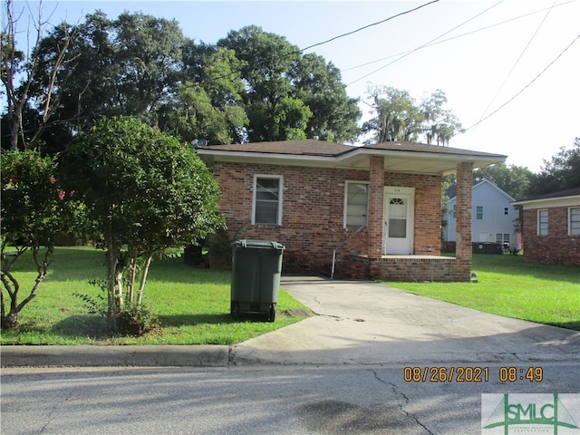 view of front of property with a front yard