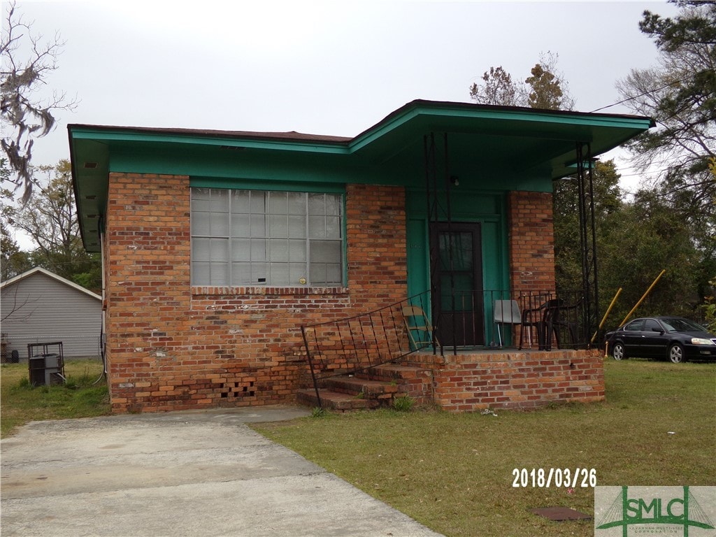 view of front of home with a front yard