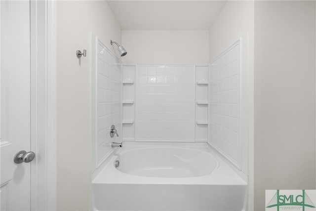 bathroom with tub / shower combination