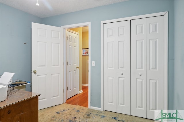 bedroom featuring ceiling fan, a textured ceiling, and a closet