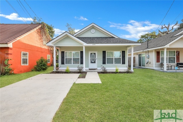 view of front of home with a front lawn