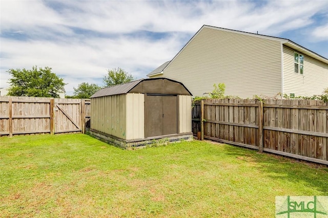 view of yard featuring a storage shed