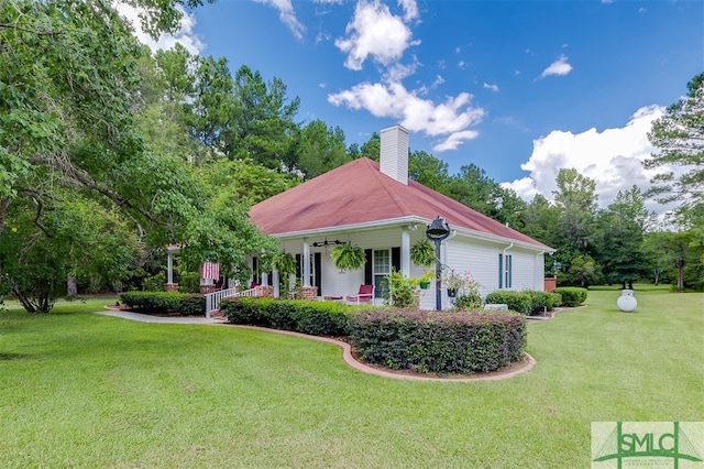 view of front facade featuring covered porch and a front lawn