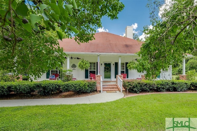 view of front of home featuring a front lawn and a porch