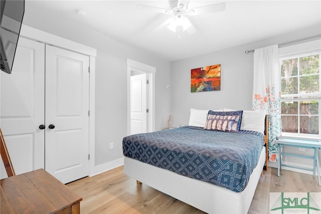 bedroom featuring light wood-type flooring, ceiling fan, and a closet