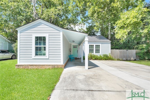 view of front of house featuring a carport and a front yard