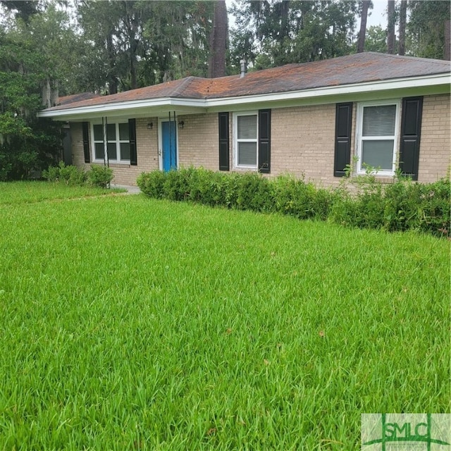 ranch-style house featuring a front lawn